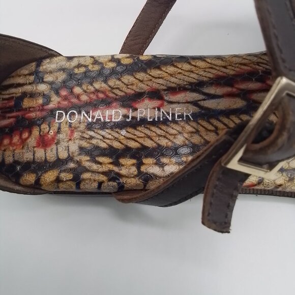 DONALD J PLINER BROWN WOMENS LEATHER T-STRAP THONG FLAT BUCKLE SANDALS SIZE 7.5M - Picture 5 of 6